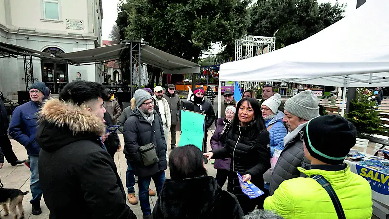 Cisint con un gruppo di cittadini al gazebo leghista vicino alle casette di Natale (foto di Bonaventura)