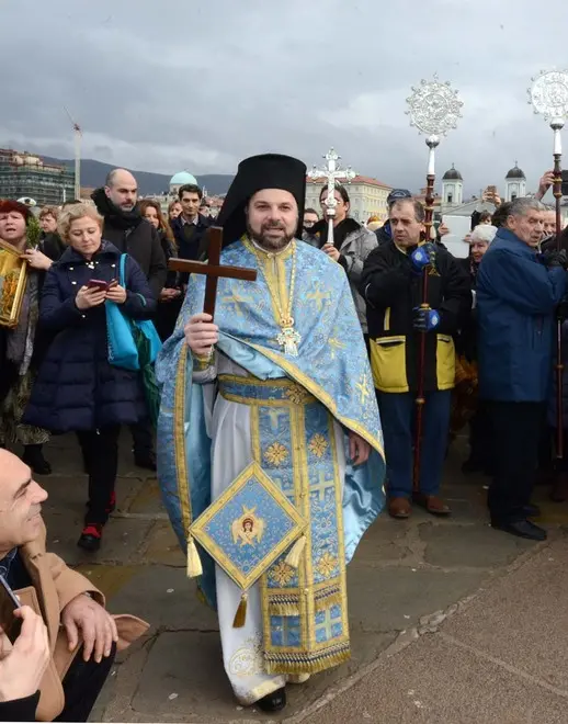 Foto BRUNI 06.01.2018 Epifania Greco-Ortodossa: il tuffo della croce della Comunità