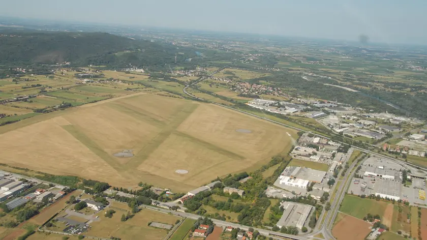 1 - L’area dell’aeroporto “Duca d’Aosta” visto dall’alto: con i suoi 150 ettari di superficie potrebbe ospitare concerti con 100 mila persone Fotoservizio Marega