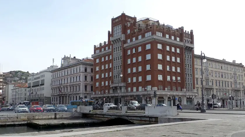 Lasorte Trieste 14/04/15 - Canale Ponterosso, Piazza Duca degli Abruzzi, Palazzi delle Assicurazioni Generali