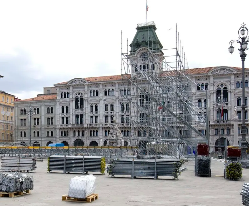 Silvano Trieste 24/06/2014 La costruzione del palco in Piazza Unita'