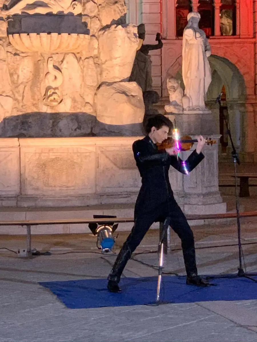 Il violinista Pierpaolo Foti durante il concerto omaggio a Trieste in lockdown