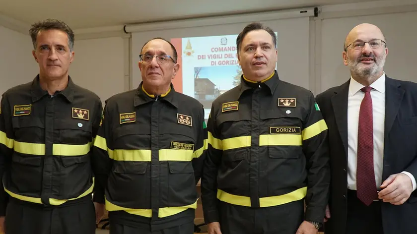 In alto i comandanti Antonio Petitto, Agatino Carrolo e Pierpaolo Gentile con il prefetto Raffaele Ricciardi