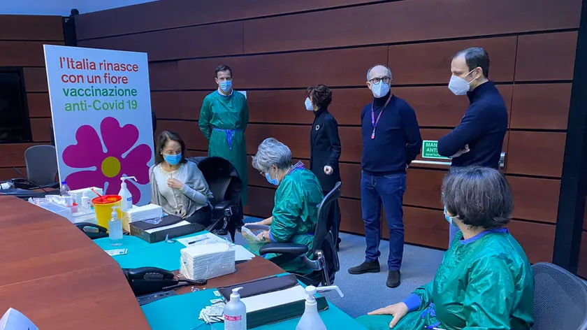 Ariella Breda, medico monfalconese, mentre viene vaccinata a Palmanova davanti a Fedriga e Riccardi