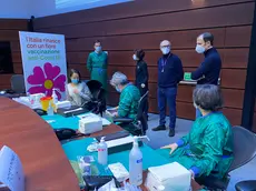 Ariella Breda, medico monfalconese, mentre viene vaccinata a Palmanova davanti a Fedriga e Riccardi
