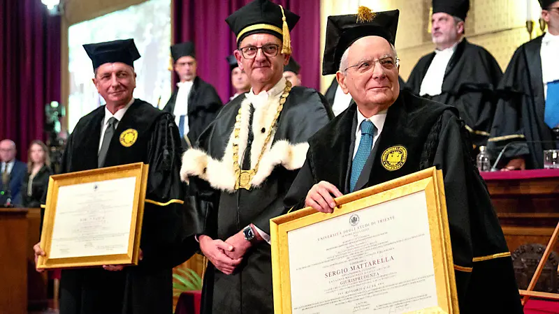 Il rettore Roberto Di Lenarda fra Borut Pahor e Sergio Mattarella lo scorso 12 aprile per il centenario dell'Università di Trieste