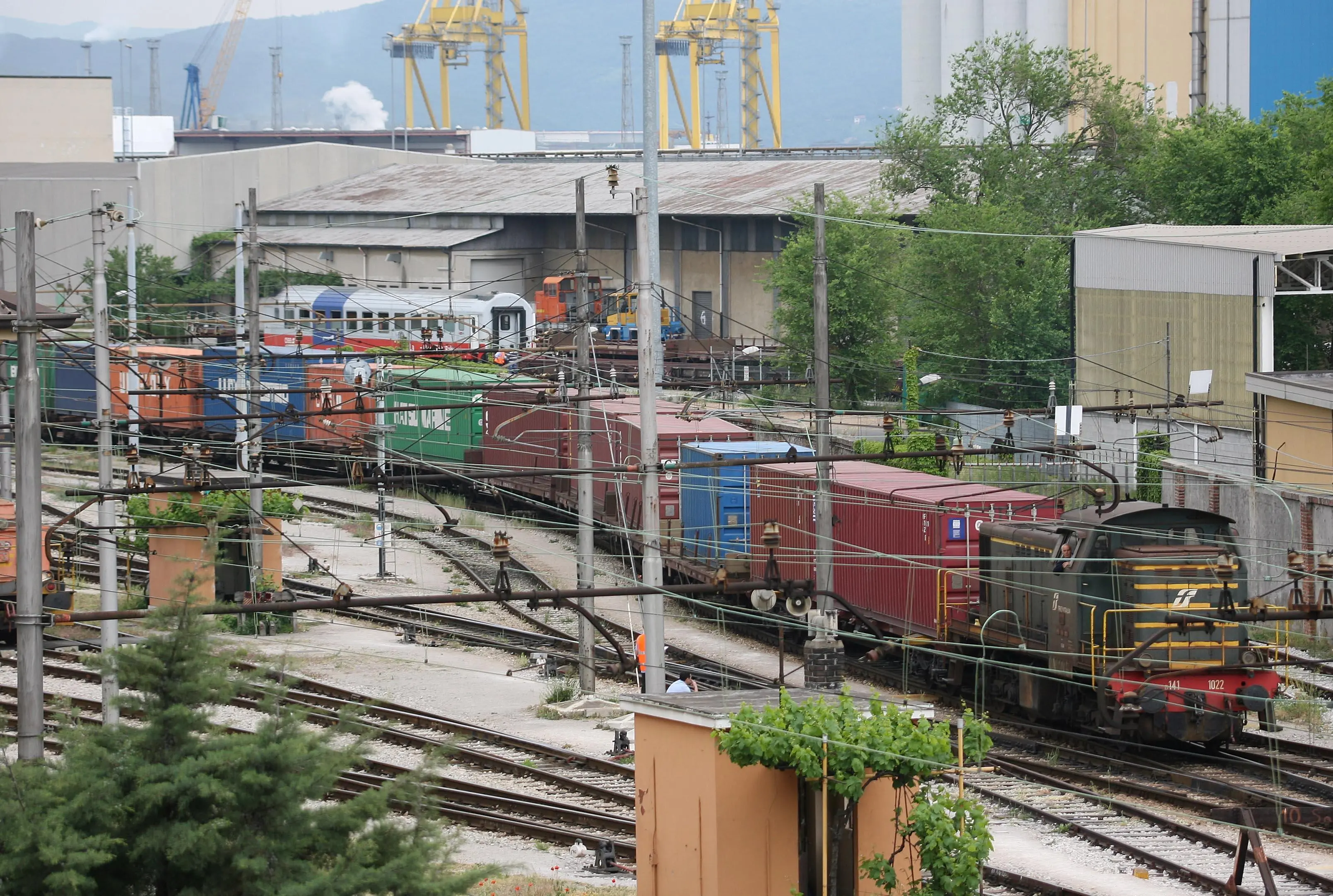 Treni in manovra nei dintorni della stazione meridionale di Trieste