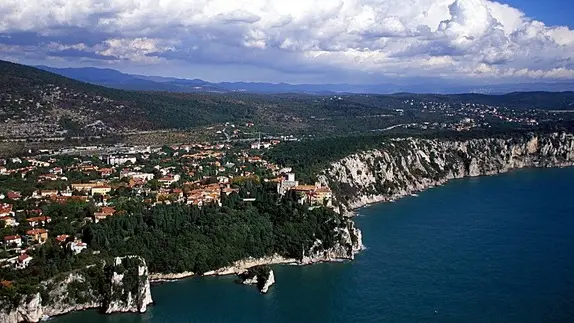 sterle trieste una foto aerea di duino