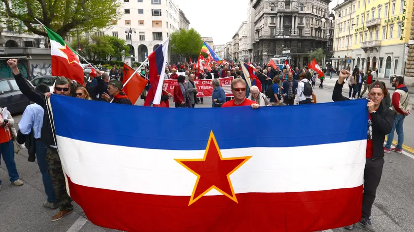 La bandiera jugoslava esposta in corteo durante la manifestazione per il Primo maggio 2015 (Bruni)