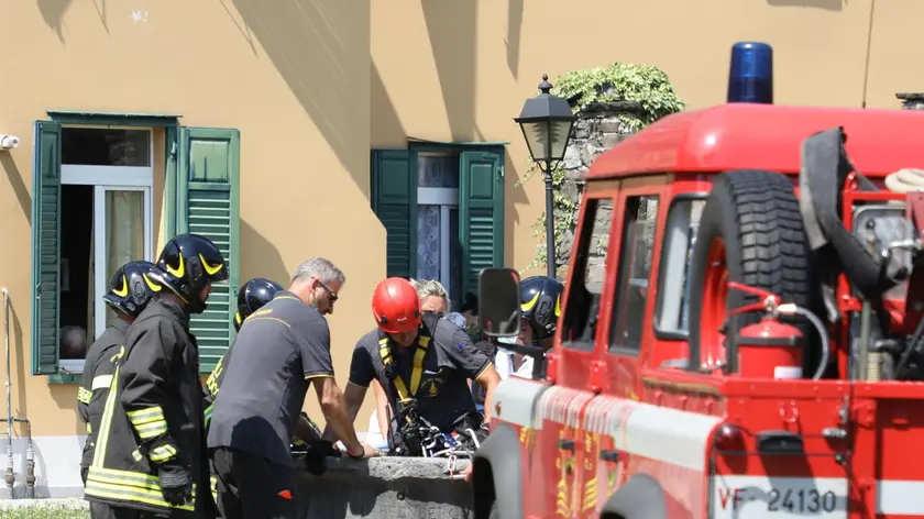 L’intervento di soccorso nel pozzo del parco Coronini Cronberg