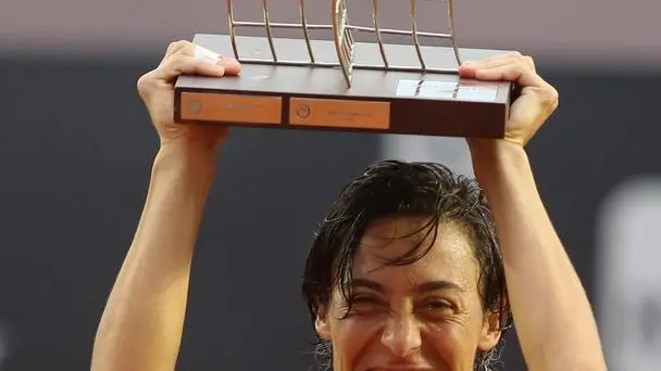 epa05174425 Italian Francesca Schiavone celebrates her victory against Shelby Rogers of the US, during their tournament Rio Open 2016 finals match in Rio de Janeiro, Brazil, 21 February 2016. EPA/Fernando Maia