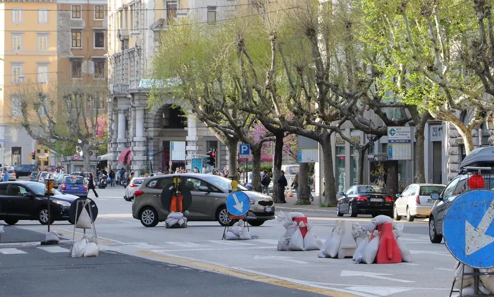 Il restringimento di via Carducci dovuto al cedimento delle volte sotto la carreggiata (foto Lasorte)