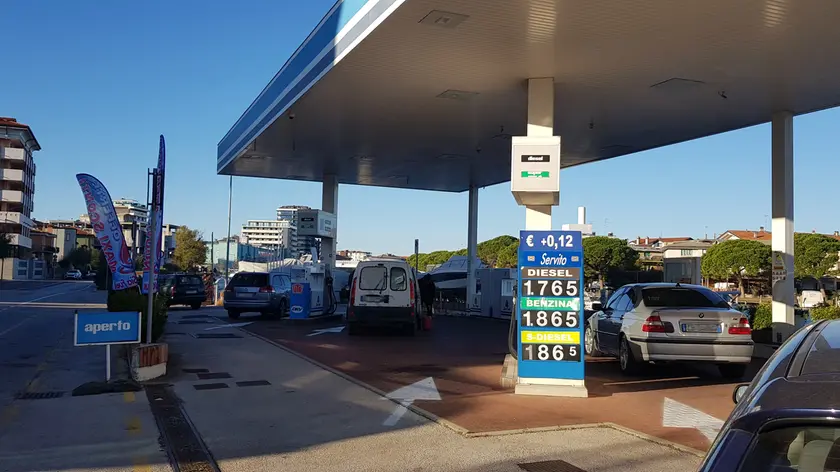 Il distributore di via Foscolo davanti a cui è stato scaricato l’operaio