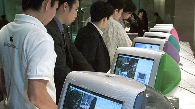 TOK05 - 19991007 - TOKYO, JAPAN : Journalists look at iMac DV special edition (front) and other updated versions of the iMac computer in Tokyo 07 October 1999. Apple computer Japan announced they will put the new iMac and iBook computers on the Japanese market starting October 16, 1999. (ELECTRONIC IMAGE) EPA PHOTO AFP/TOSHIFUMI KITAMURA/kit/ca/vg
