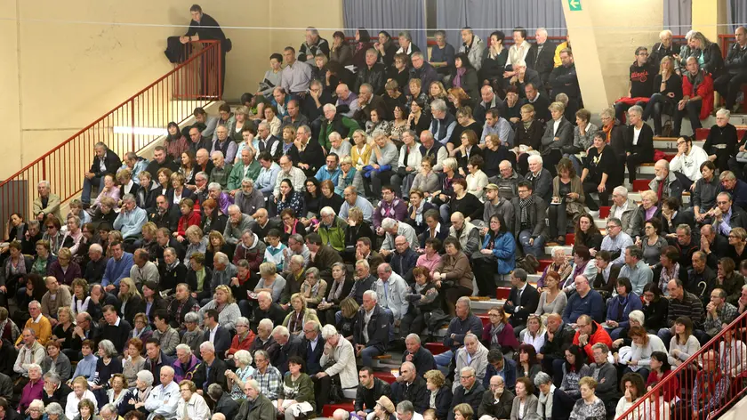 La tribuna del palasport di Chiarbola gremita dai soci Coop.