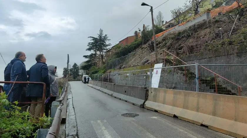 Il sindaco Polidori durante il soprallupogo sul punto dello smottamento Foto Lasorte