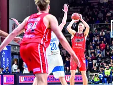 Uthoff in azione: l’americano è chiamato agli straordinari nel match con Brescia foto Ciamillo/Lasorte