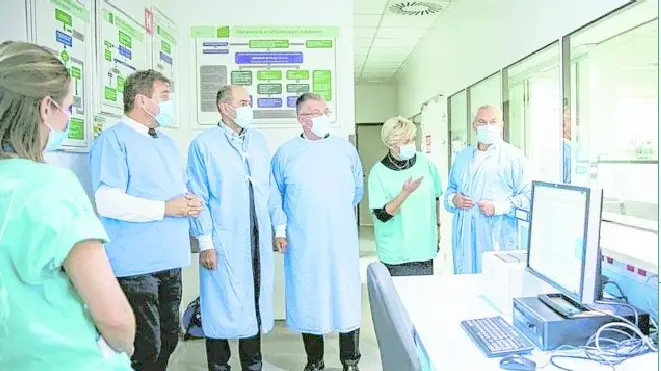 Il primo ministro della Slovenia Janez Janša, al centro con il camice e la mascherina, nel corso della sua visita al Centro clinico universitario di Maribor. Foto governo della Slovenia