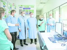 Il primo ministro della Slovenia Janez Janša, al centro con il camice e la mascherina, nel corso della sua visita al Centro clinico universitario di Maribor. Foto governo della Slovenia