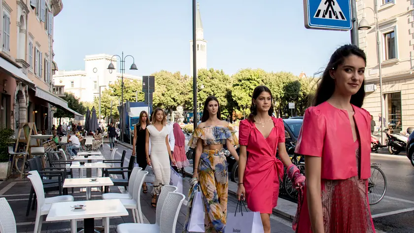 Le modelle all’inaugurazione dell’iniziativa della Notte Bianca Foto Katia Bonaventura