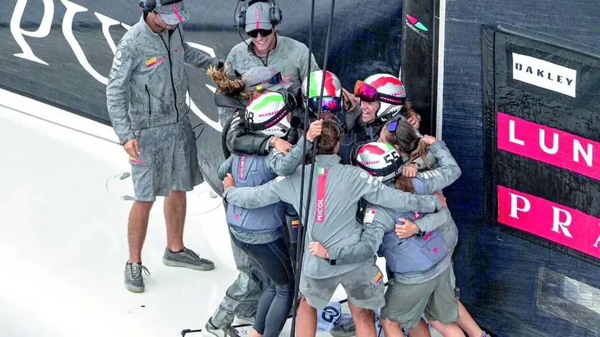 L’abbraccio dopo il successo (foto Luna Rossa Prada Pirelli)