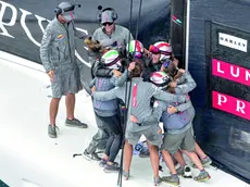 L’abbraccio dopo il successo (foto Luna Rossa Prada Pirelli)