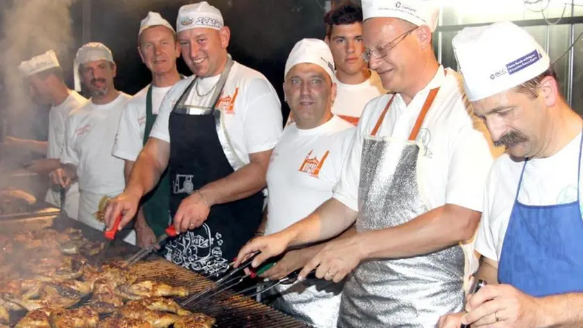 Griglia a volontà all'Oktoberfest carsico di Prepotto