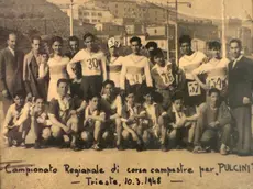 Foto di gruppo per i partecipanti alla corsa campestre regionale nel 1948