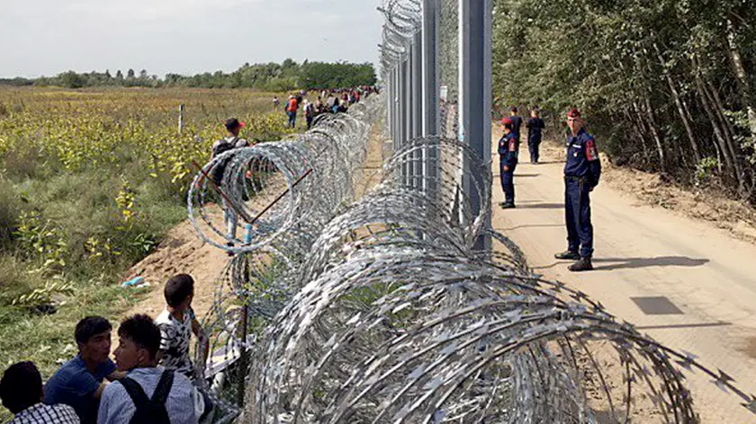 FlŸchtlinge an der serbisch-ungarischen Grenze bei Ršszke../ 150915..***Hundreds of refugees on a hunger strike are blocking the highway to be let into the EU since Hungary have closed the border in Roszke towards Serbia, September,15, 2015*** LaPresse Only italy.I rifugiati al confine serbo-ungherese a Roszke *** Local Caption *** 20500605