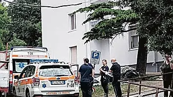 I soccorsi davanti allo stabile di via Paisiello