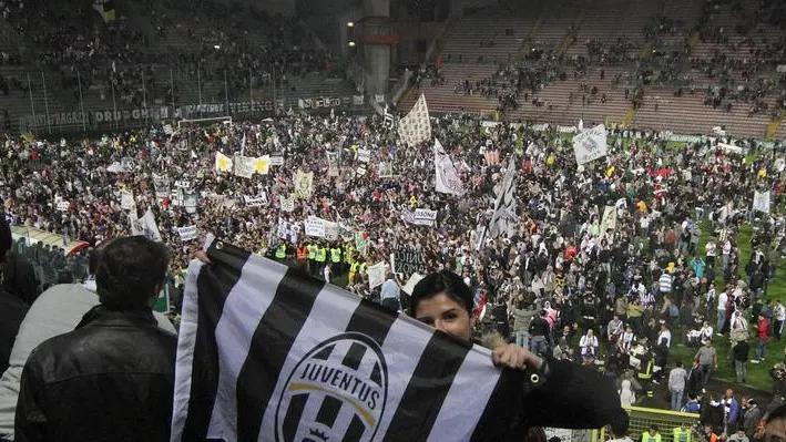 20120506 - SPO - TRIESTE - CALCIO; SERIE A: CAGLIARI - JUVENTUS - I tifosi della Juventus festeggiano la conquista dello scudetto 2011-2012 al termine della partita del campionato di Serie A Cagliari - Juventus allo Stadio Nereo Rocco di Trieste, 6 maggio 2012. ANDREA LASORTE/ANSA