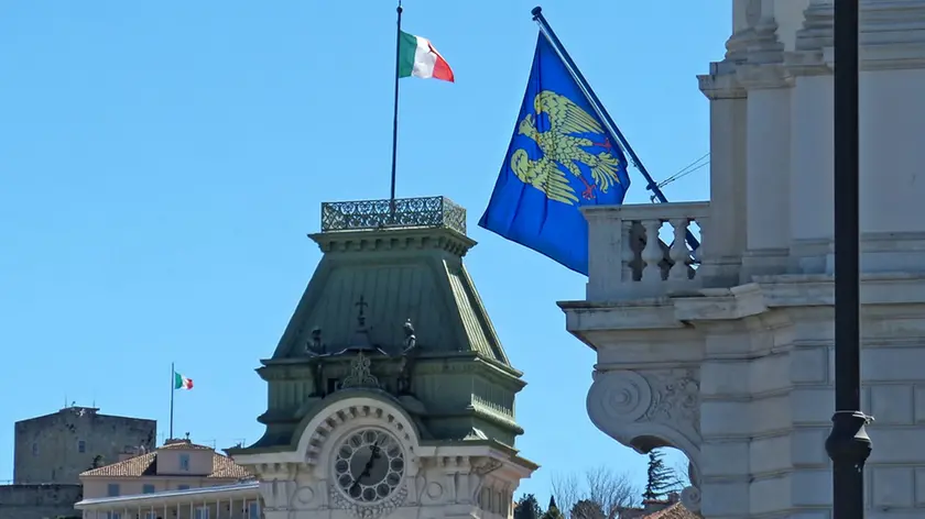 La bandiera del Friuli esposta sul palazzo della giunta regionale in piazza Unità lo scorso anno