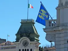 La bandiera del Friuli esposta sul palazzo della giunta regionale in piazza Unità lo scorso anno