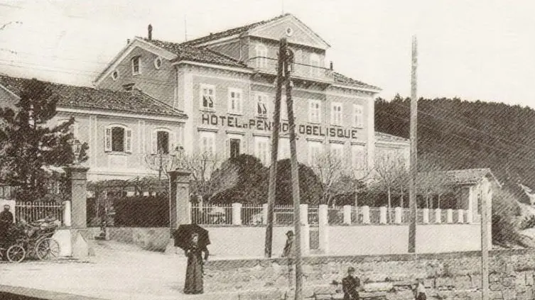 L’Hotel Obelisco di Opicina in una stampa d’epoca. Richard Burton vi soggiornava spesso con la moglie Isabel. Nell’estate del 1881 allestì una grande festa campestre per ottocento invitati