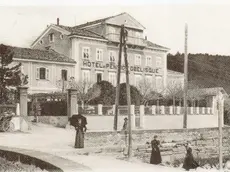 L’Hotel Obelisco di Opicina in una stampa d’epoca. Richard Burton vi soggiornava spesso con la moglie Isabel. Nell’estate del 1881 allestì una grande festa campestre per ottocento invitati