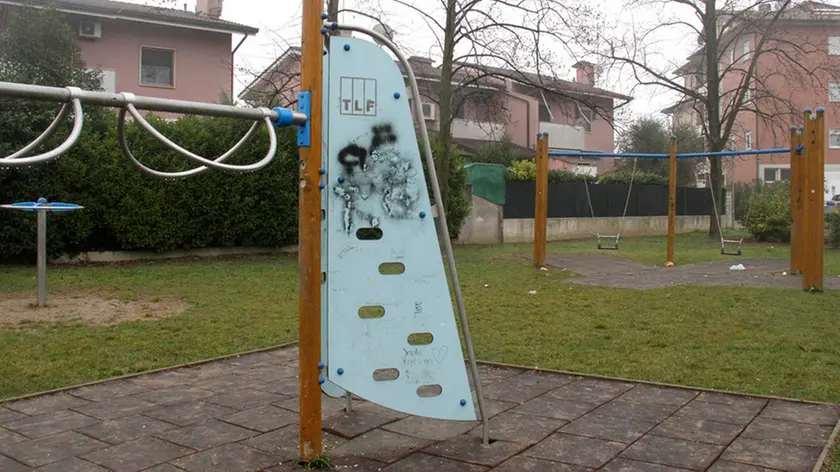 Bonaventura Monfalcone-02.02.2016 Scritte offensive-Parco giochi-Staranzano-foto di Katia Bonaventura