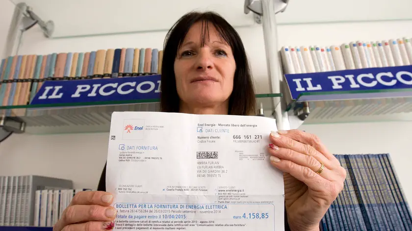 Ambra Furlan mostra la bolletta da 4mila euro che le è stata recapitata dall'Enel (Foto Silvano)