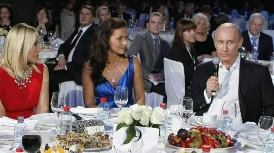 Una biondissima Ornella Muti (a sinistra) alla famosa cena con il presidente russo Putin nel 2010