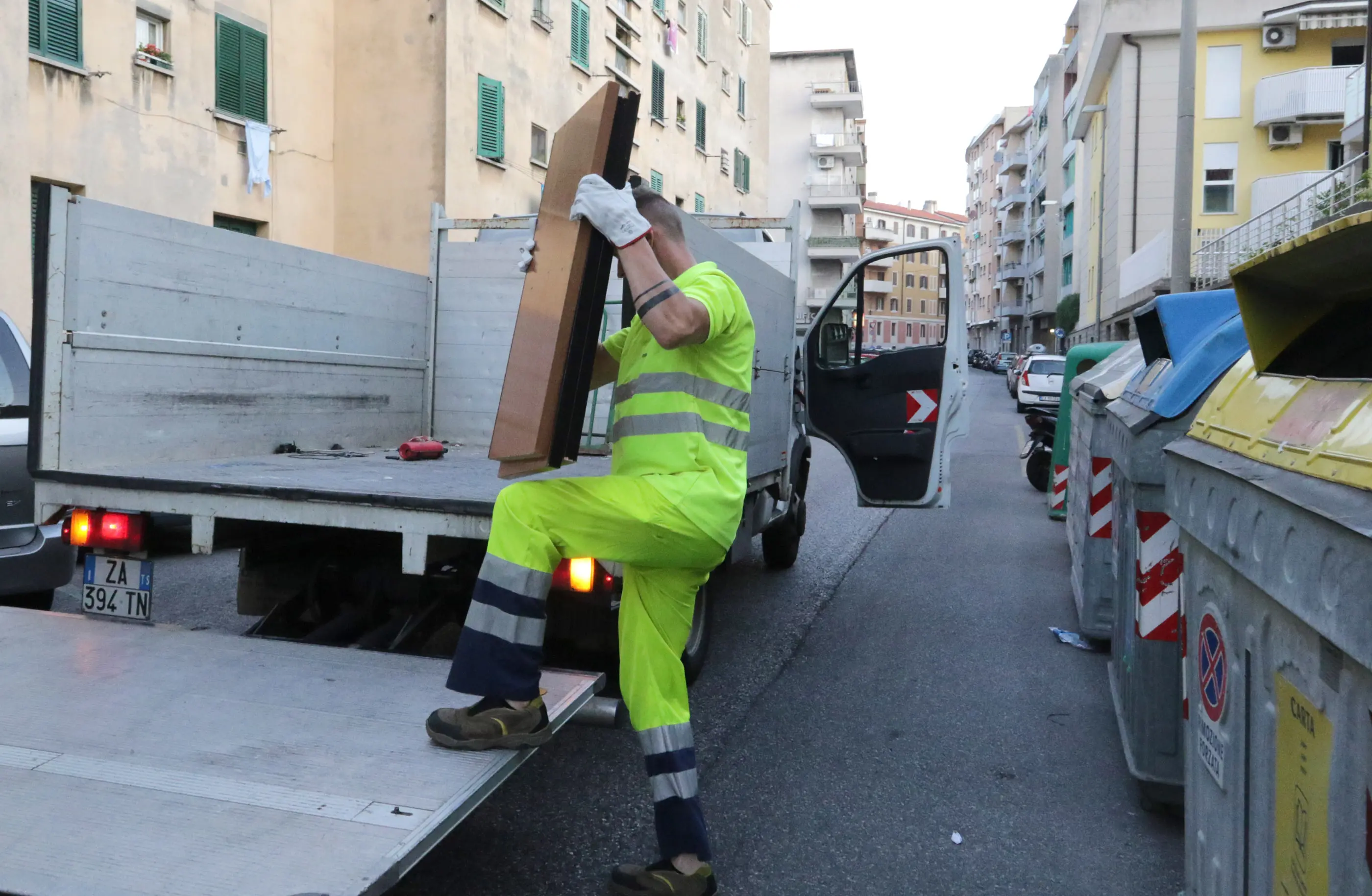 Lasorte Trieste 25/07/19 - AcegasAps, Raccolta Rifiuti Ingombranti Lasciati in Strada, Via Zorutti