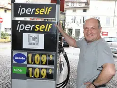 Massimiliano Diana nel suo distributore di via Crispi con i nuovi prezzi scontati