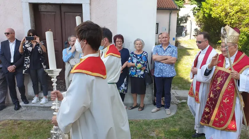 Il vescovo Giampaolo Crepaldi mentre accompagna i cresimandi in chiesa. Accanto a lui don Klemen Zalar