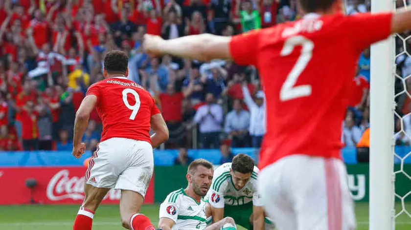 Foto LaPresse - Spada 25 Giugno 2016 Parigi ( Francia ) Sport Calcio Galles - Irlanda del Nord Campionati Europei Euro 2016 - Ottavi di Finale- "Stadio Parco dei Principi " nella foto: delusione mcauley dopo autogol 1-0 Photo LaPresse - Spada June 25 , 2016 Paris ( France ) Sport Soccer Wales - Northen Ireland European Championships Euro 2016 - Round of 16 - "Stadium Parc de Princes " In the pic: delusion to mcauley after owng goal 1-0