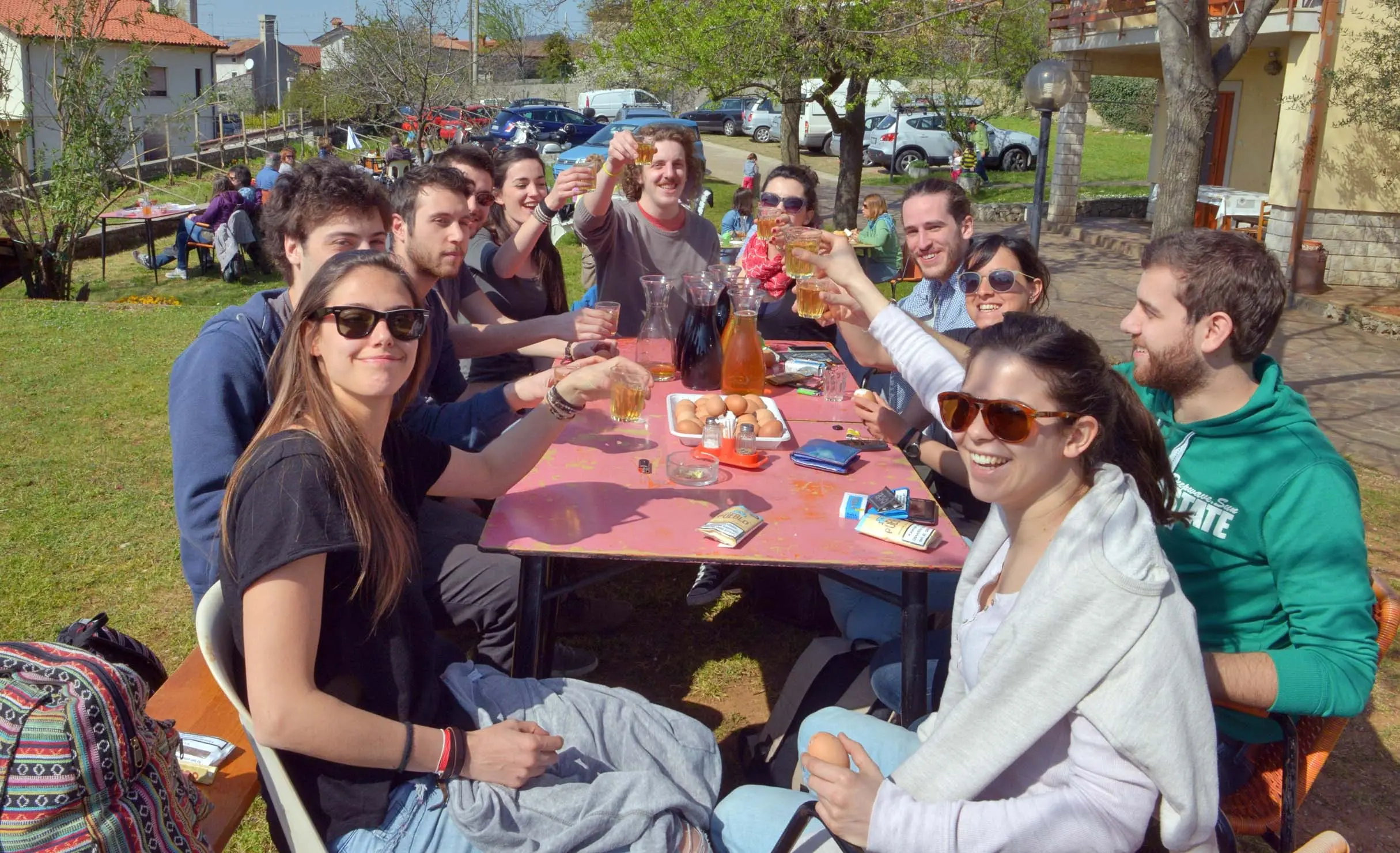 Un allegro pomeriggio in osmiza in una foto di archivio