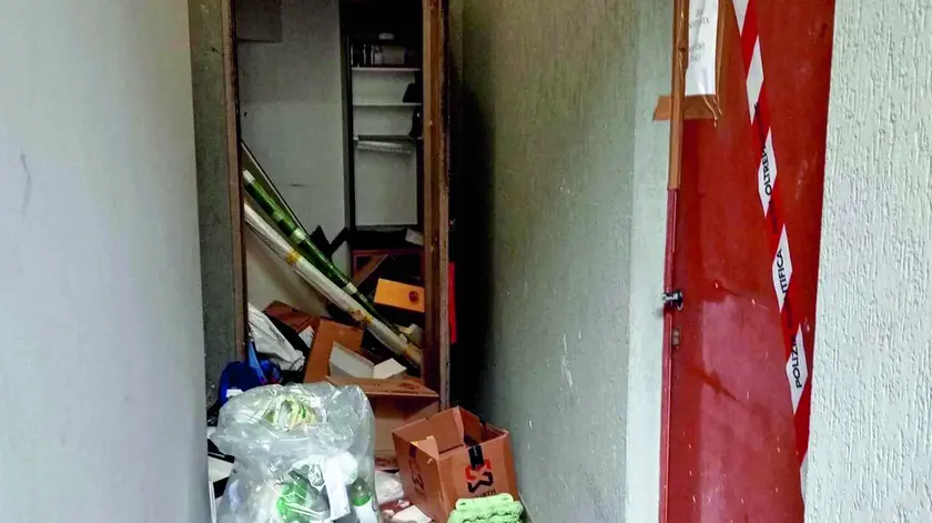 L'esterno del centro massaggi dopo il raid