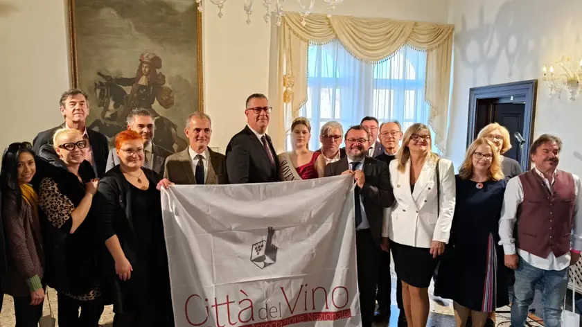 La consegna della bandiera “Città del vino” al sindaco di Capodistria, Aleš Bržan