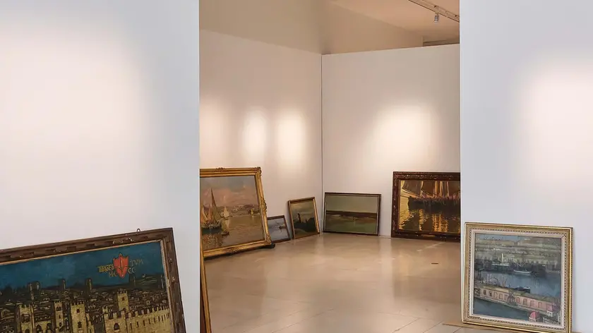 La mostra in allestimento Foto Massimo Silvano