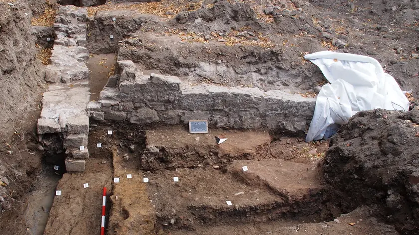 Le mura che sono riemerse nei giardini dei Musei provinciali Foto Erpac Fvg