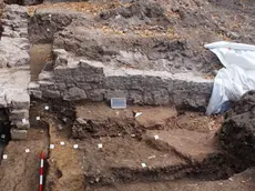 Le mura che sono riemerse nei giardini dei Musei provinciali Foto Erpac Fvg