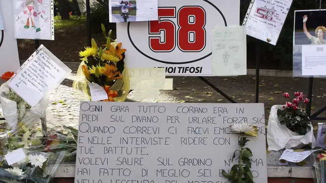 Fiori e messaggi per il campione scomparso ANSA/ PASQUALE BOVE