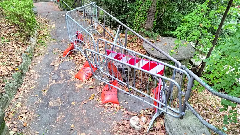 La scalinata che collega viale XX Settembre al rione di San Luigi: è qui che la minore sarebbe stata abusata